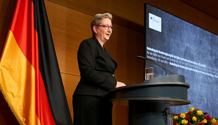 Frau an einem Podium
