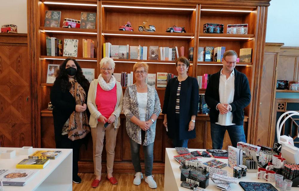 Gruppenfoto vor einem Bücherregal