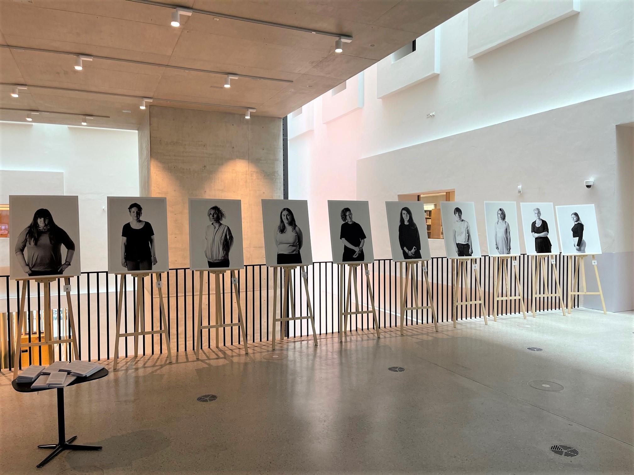 Ausstellung mit Fotos von personen 