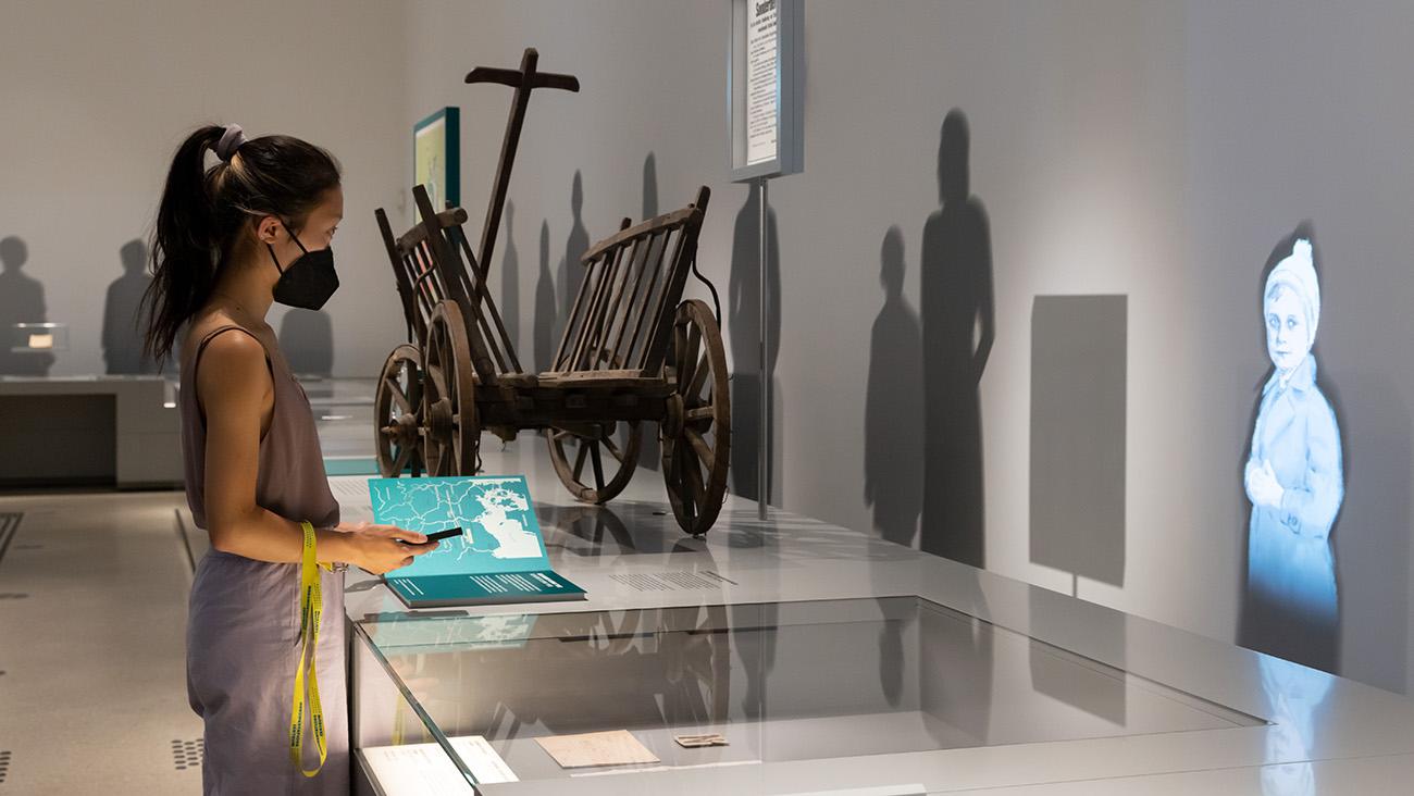 Frau besichtigt Museum