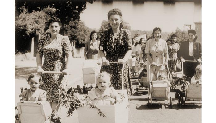 Frauen mit kinderwagen