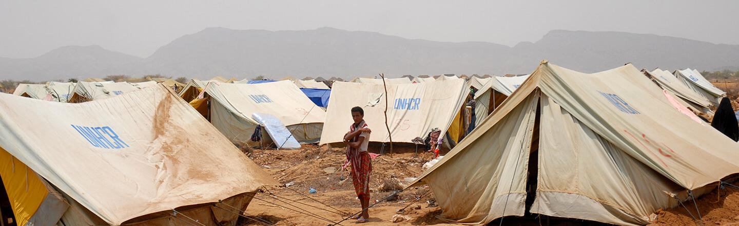 Mann zwischen Zelten