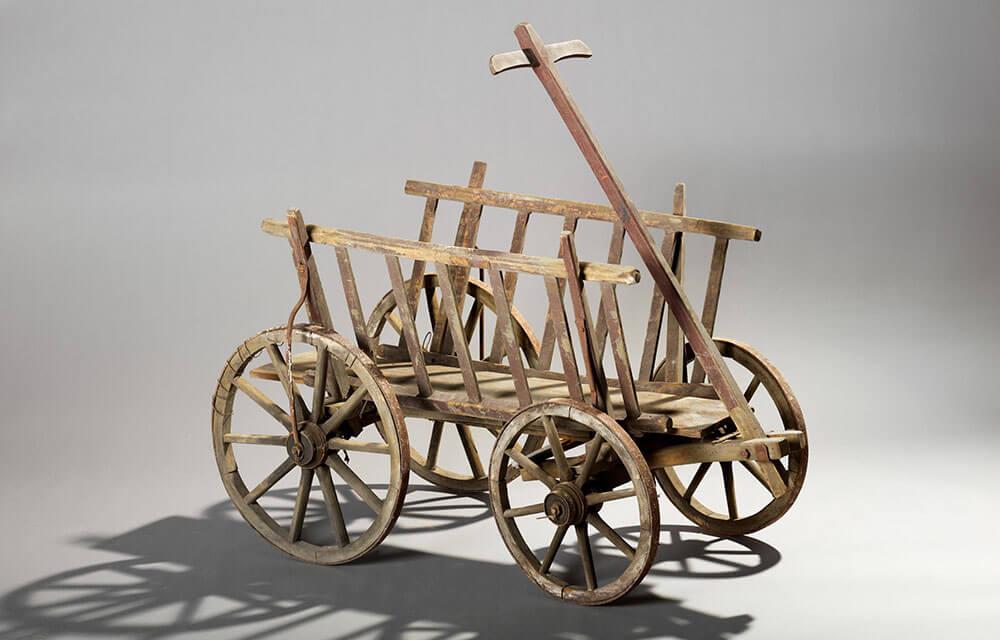 Handwagen, Ostbrandenburg, 1945: Familie Werth wird im Frühsommer 1945 aus Reetz in Pommern vertrieben. Zu Fuß bewältigt die Familie eine Strecke von 200 Kilometern bis sie Berlin erreicht. Ihre Habe transportiert die Familie in einem Handwagen.