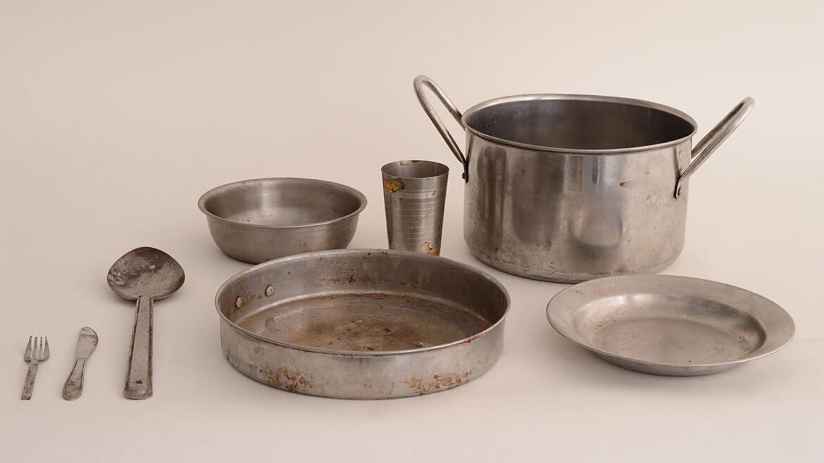 UNHCR-Küchenset, Bangladesch, 2016: Sich im Flüchtlingslager selbstständig versorgen zu können, ist ein wichtiger Aspekt des Lageralltags. Dieses Küchenset stellt der UNHCR bei Ankunft in einem Flüchtlingslager zur Verfügung. Es ist für fünf Personen gedacht.