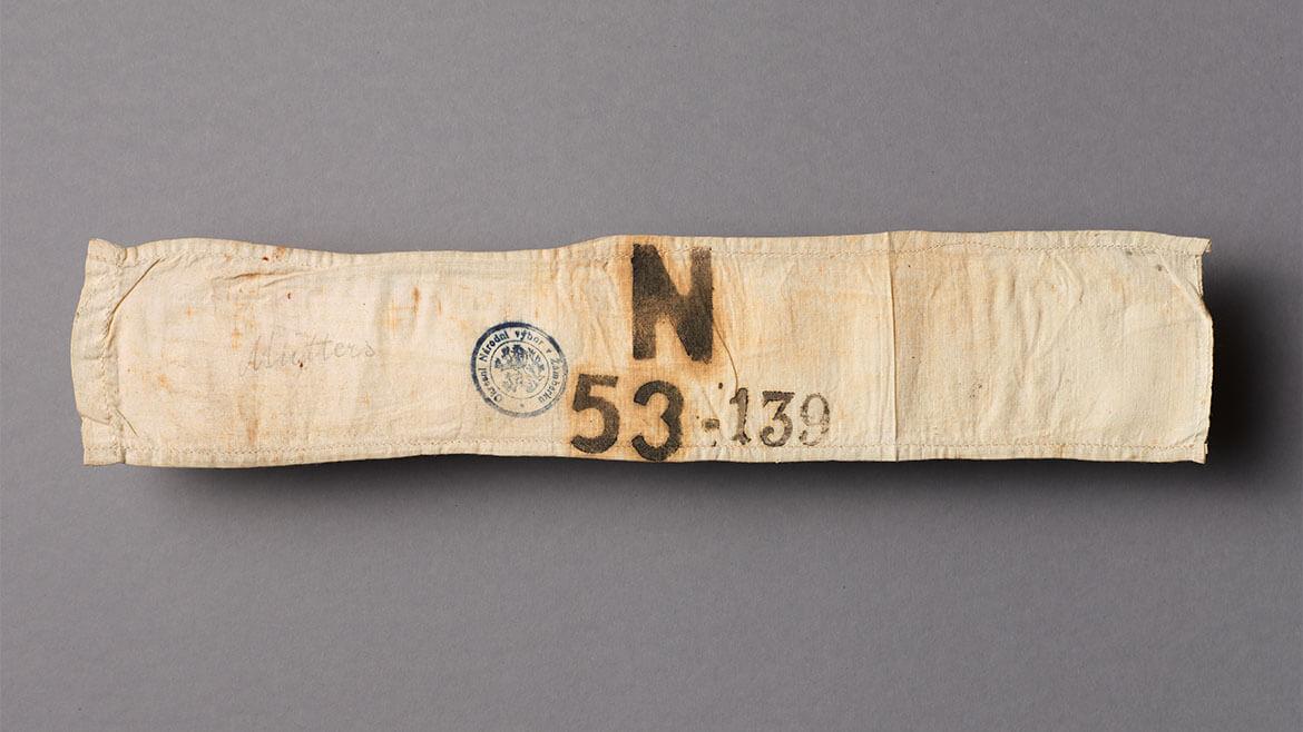 Armbinde „N“ für Deutsche, Tschechoslowakei 1945: Bis zu ihrer Vertreibung aus der Tschechoslowakei 1946 muss Hermine Sprinz aus Ostböhmen eine Armbinde tragen, die sie als Deutsche zu erkennen gibt. Sie gilt damit als Bürgerin zweiter Klasse.