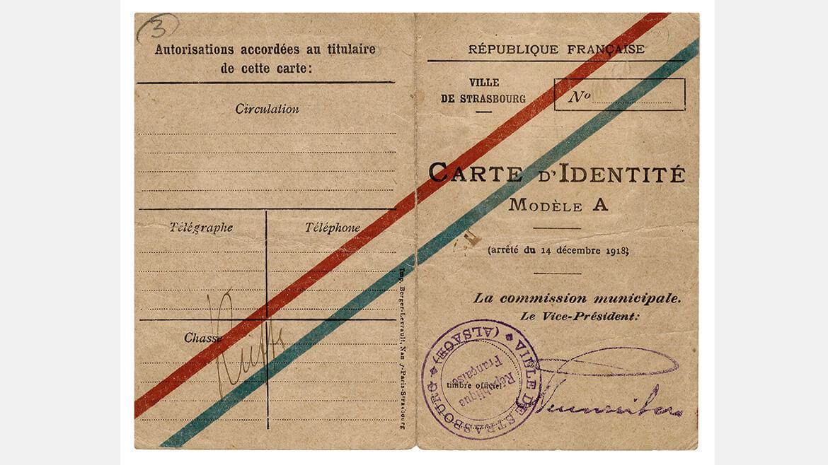 Identitätskarte für Franzosen, Frankreich, 1918: Nach dem Ersten Weltkrieg muss das Deutsche Reich das Gebiet Elsaß-Lothringen an Frankreich abtreten. Zur Erfassung von deutscher und französischer Bevölkerung werden nach 1918 solche Identitätskarten vergeben. Die französische Bevölkerung darf im Elsass bleiben.
