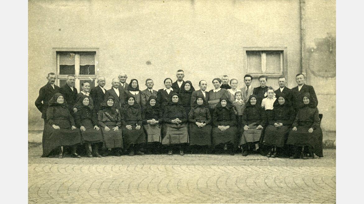 Ungarndeutsche im Vogtland, 1948: 12 Millionen Flüchtlinge und Vertriebene waren 1950 in den beiden deutschen Staaten registriert. Sie mussten ihr Leben unter äußerst schwierigen wirtschaftlichen und sozialen Bedingungen bestreiten. Kulturelle Unterschiede stellten eine Herausforderung für das Zusammenleben von Einheimischen und Neuankömmlingen dar. Die Ungarndeutschen hielten beispielsweise an der traditionellen Kleidung fest. Ungarndeutsche im Vogtland, 1948: 12 Millionen Flüchtlinge und Vertriebene waren 1950 in den beiden deutschen Staaten registriert. Sie mussten ihr Leben unter äußerst schwierigen wirtschaftlichen und sozialen Bedingungen bestreiten. Kulturelle Unterschiede stellten eine Herausforderung für das Zusammenleben von Einheimischen und Neuankömmlingen dar. Die Ungarndeutschen hielten beispielsweise an der traditionellen Kleidung fest.