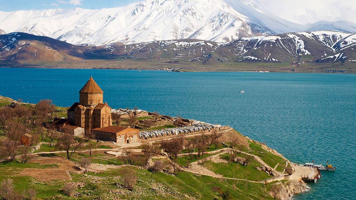 Völkermord an den Armeniern, 1915/16: Seit dem Ende des 19. Jahrhunderts häuften sich Übergriffe auf die im Osmanischen Reich lebenden Armenier. 1915/16 gipfelten die Konflikte in einer systematischen Deportation, die zur weitgehenden Auslöschung des reichen armenischen Lebens im Osmanischen Reich führte. Kirchen und Klöster wurden geplündert und zerstört. Die von der türkischen Regierung 2005 veranlasste Restaurierung der armenischen Kirche auf der Halbinsel Akdamar im Van-See in Anatolien könnte nach rund einem Jahrhundert ein Zeichen für einen neuen Anfang sein. Völkermord an den Armeniern, 1915/16: Seit dem Ende des 19. Jahrhunderts häuften sich Übergriffe auf die im Osmanischen Reich lebenden Armenier. 1915/16 gipfelten die Konflikte in einer systematischen Deportation, die zur weitgehenden Auslöschung des reichen armenischen Lebens im Osmanischen Reich führte. Kirchen und Klöster wurden geplündert und zerstört. Die von der türkischen Regierung 2005 veranlasste Restaurierung der armenischen Kirche auf der Halbinsel Akdamar im Van-See in Anatolien könnte nach rund einem Jahrhundert ein Zeichen für einen neuen Anfang sein.