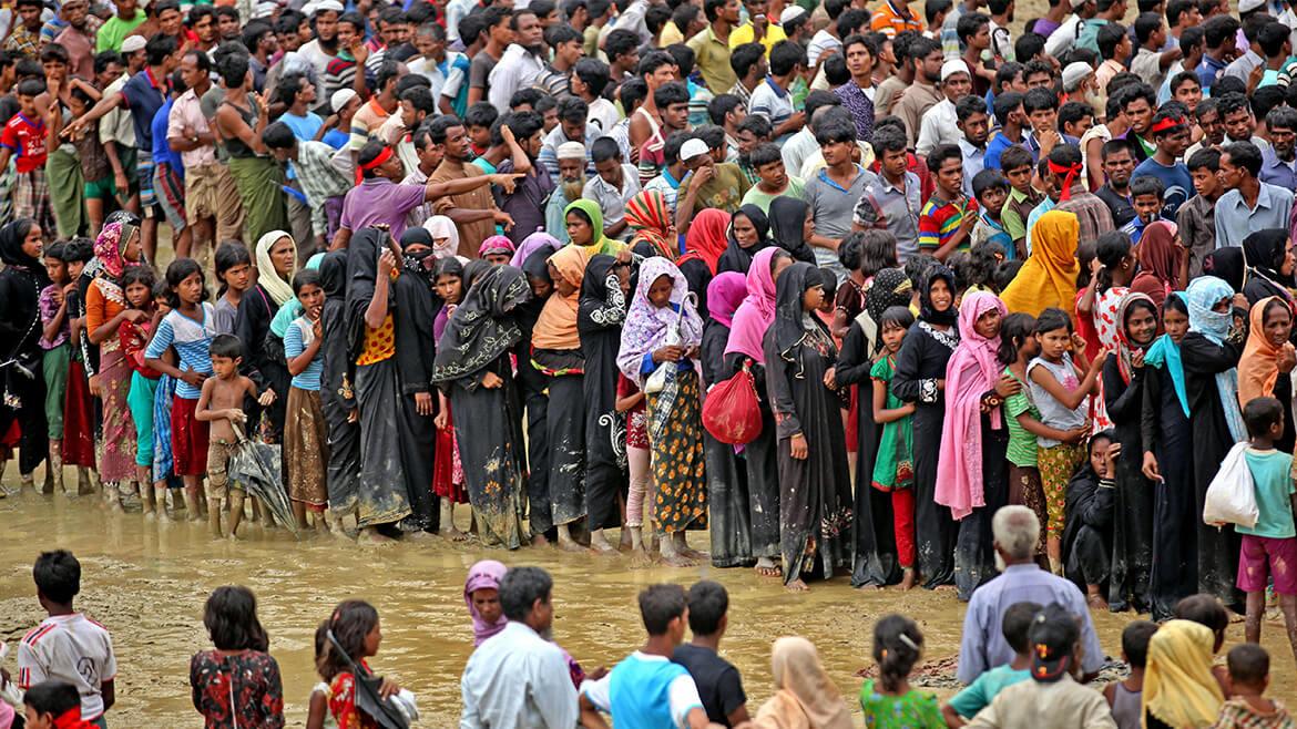 Flucht und Vertreibung der Rohingya, 2017: Die Vertreibung der muslimischen Rohingya aus Myanmar gehört zu den jüngsten Zwangsmigrationen. Viele retten sich in das Nachbarland Bangladesch. Dort leben sie in bitterer Armut, häufig in großen Flüchtlingslagern, wie hier in Kutupalong, einem der größten Lager der Welt, mit hunderttausenden Menschen. Auf diesem Bild warten Flüchtlinge in einer langen Schlange vor der Essensausgabe. Flucht und Vertreibung der Rohingya, 2017: Die Vertreibung der muslimischen Rohingya aus Myanmar gehört zu den jüngsten Zwangsmigrationen. Viele retten sich in das Nachbarland Bangladesch. Dort leben sie in bitterer Armut, häufig in großen Flüchtlingslagern, wie hier in Kutupalong, einem der größten Lager der Welt, mit hunderttausenden Menschen. Auf diesem Bild warten Flüchtlinge in einer langen Schlange vor der Essensausgabe.