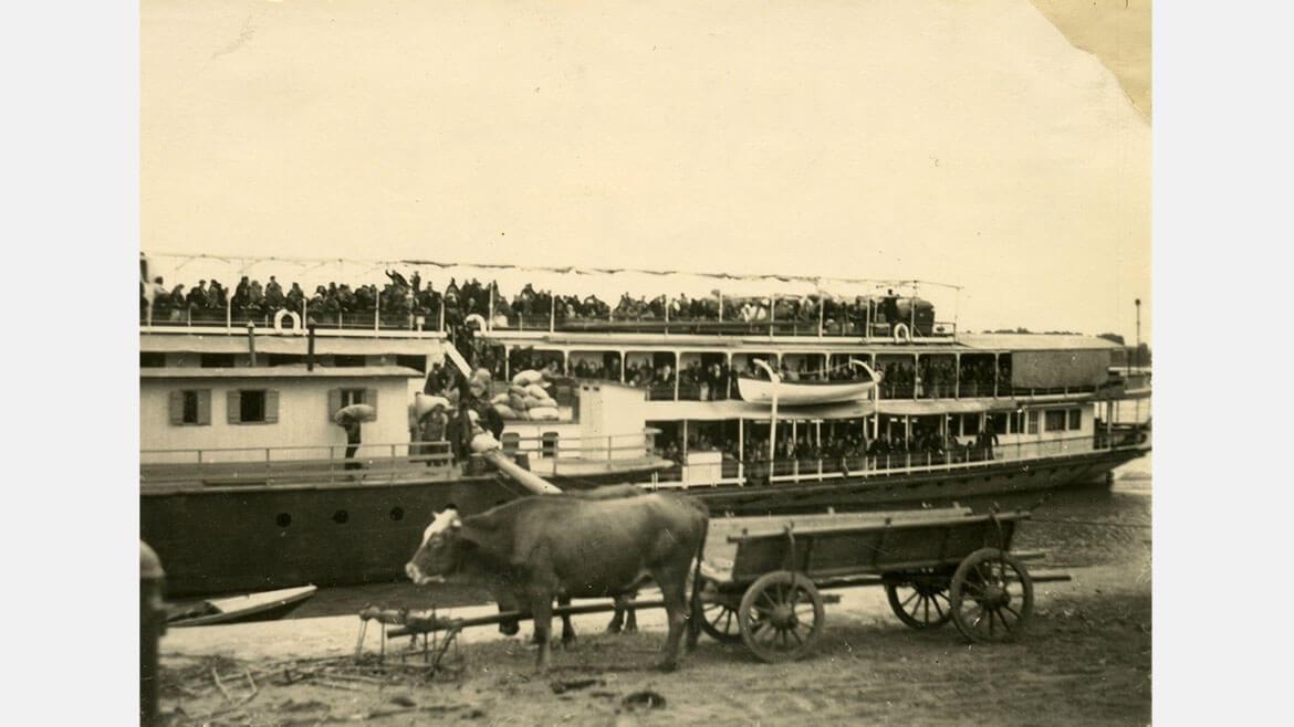 Bessarabiendeutsche Umsiedler, 1940: Während des Zweiten Weltkrieges wurden mehr als eine Million Deutsche aus dem Machtbereich der Sowjetunion zu einem großen Teil in dem vom Dritten Reich annektierten „Warthegau“ angesiedelt. Dies war eine Folge der Vereinbarungen im „Deutsch-Sowjetischen Grenz- und Freundschaftsvertrag“ vom 28. September 1939, in dem Hitler und Stalin ihre Einflussbereiche absteckten. Das Foto zeigt die Ankunft von Deutschen aus Bessarabien im Durchgangslager Prahovo in Serbien. Es stammt aus den Aufzeichnungen einer Helferin, die die von deutschen Behörden organisierten Umsiedlungen begleitet hat.