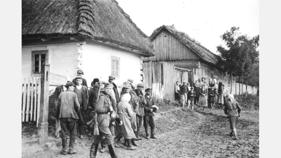 Vertreibung von Polen, 1940: Ab 1939 begannen die deutschen Besatzer, Polen aus den annektierten Gebieten in das Generalgouvernement zu vertreiben oder zur Zwangsarbeit nach Deutschland zu deportieren. Das brutale Vorgehen und die systematische Vernichtung der polnischen Eliten forderten unzählige Todesopfer. Das Foto zeigt Vorbereitungen zur Aussiedlung polnischer Dorfbewohner durch Soldaten der SS und der Polizei. Vertreibung von Polen, 1940: Ab 1939 begannen die deutschen Besatzer, Polen aus den annektierten Gebieten in das Generalgouvernement zu vertreiben oder zur Zwangsarbeit nach Deutschland zu deportieren. Das brutale Vorgehen und die systematische Vernichtung der polnischen Eliten forderten unzählige Todesopfer. Das Foto zeigt Vorbereitungen zur Aussiedlung polnischer Dorfbewohner durch Soldaten der SS und der Polizei.