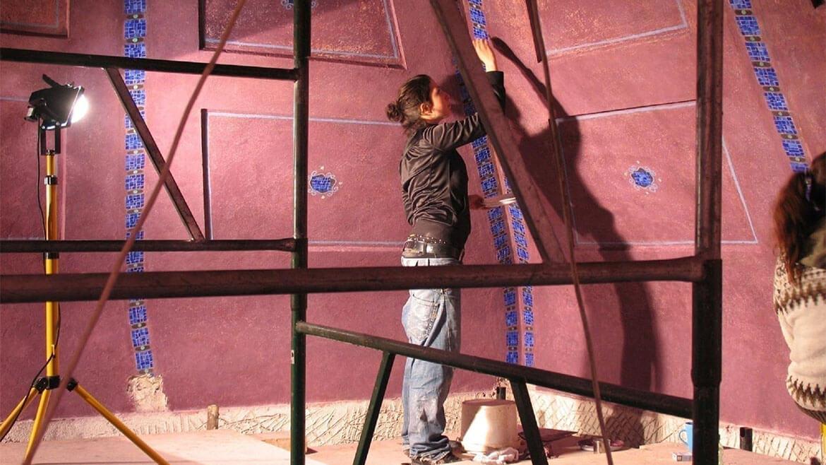 Borussia ‒ Kulturgemeinschaft Olsztyn/Allenstein: Die Kulturgemeinschaft Borussia wurde 1990 gegründet. Der Verein setzt sich für die Vermittlung von Geschichte und Kultur der vielfältigen Landschaften des ehemaligen Ostpreußen ein und arbeitet mit zivilgesellschaftlichen Initiativen in Polen, Deutschland, Litauen, Russland, der Ukraine und Belarus zusammen. Seit 2005 bemühte sich die Borussia darum, das „Haus der Reinigung“ (Bet Tahara) auf dem ehemaligen jüdischen Friedhof vor dem Verfall zu retten und setzte es instand. 2013 ist dort ein Kulturzentrum entstanden. Genau hundert Jahre zuvor ist das Gebäude als erstes Projekt des weltberühmten Architekten Erich Mendelsohn, der 1887 in Allenstein geboren wurde, fertiggestellt worden. Borussia ‒ Kulturgemeinschaft Olsztyn/Allenstein: Die Kulturgemeinschaft Borussia wurde 1990 gegründet. Der Verein setzt sich für die Vermittlung von Geschichte und Kultur der vielfältigen Landschaften des ehemaligen Ostpreußen ein und arbeitet mit zivilgesellschaftlichen Initiativen in Polen, Deutschland, Litauen, Russland, der Ukraine und Belarus zusammen. Seit 2005 bemühte sich die Borussia darum, das „Haus der Reinigung“ (Bet Tahara) auf dem ehemaligen jüdischen Friedhof vor dem Verfall zu retten und setzte es instand. 2013 ist dort ein Kulturzentrum entstanden. Genau hundert Jahre zuvor ist das Gebäude als erstes Projekt des weltberühmten Architekten Erich Mendelsohn, der 1887 in Allenstein geboren wurde, fertiggestellt worden.