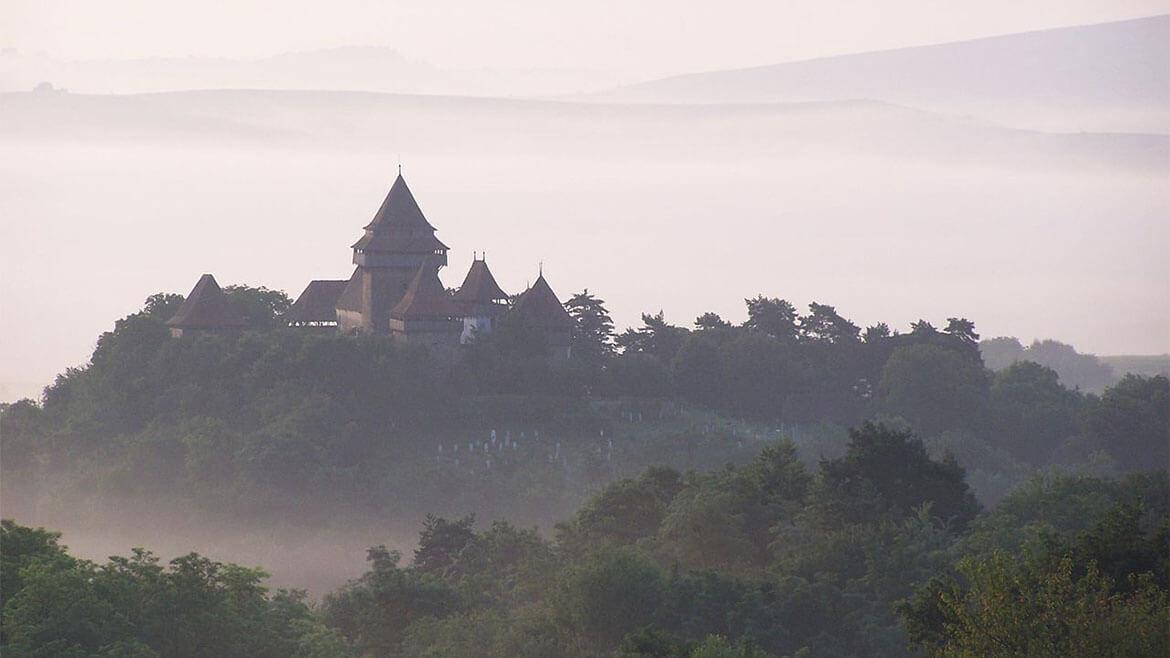 Siebenbürgische Kirchenburg in Deutsch-Weißkirch/Viscri: Das Ende des 12. Jahrhunderts gegründete Dorf Deutsch-Weißkirch (rumänisch Viscri, ungarisch Szásfehéregyháza) war fast achthundert Jahre überwiegend von Siebenbürger Sachsen bewohnt. Seit den 1980er Jahren kamen fast alle Dorfbewohner als Spätaussiedler in die Bundesrepublik Deutschland. Dorfkern und evangelische Kirchenburg wurden 1999 in die Liste des UNESCO-Weltkulturerbes aufgenommen.