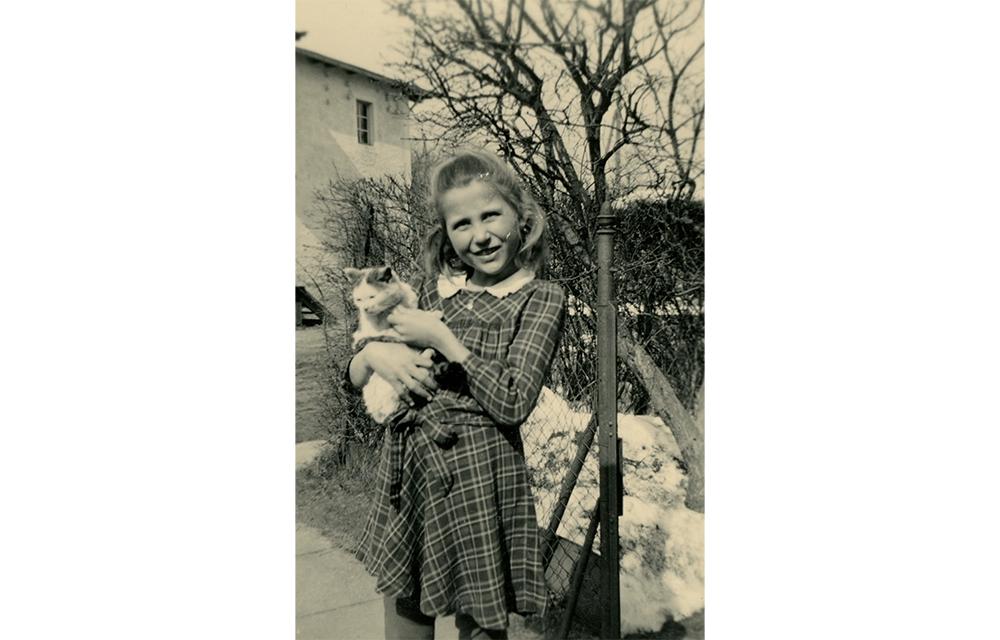 Heidi Nowrath steht 1943 mit elf Jahren vor dem Haus ihrer Großmutter in Obernigk bei Breslau, nachdem sie, ihr Bruder und ihre Mutter nach den Bombardierungen Berlin verlassen mussten. Fluchtgeschichten Nowrath 1