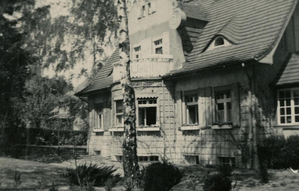 In diesem Haus kam die geflüchtete Familie bei der Großmutter von März 1943 bis Februar 1945 unter. Daran anschließend flohen sie zurück nach Berlin, wo zuvor ihre Heimat gewesen war. Fluchtgeschichten Nowrath 2