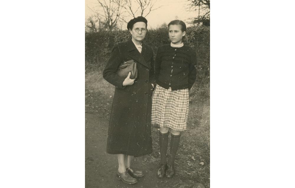 Foto von Mutter Christa (links) und ihrer Tochter Heidi (rechts) aus dem Jahr 1948. Der Vater starb am 2. Mai 1945 nach einem Luftangriff auf Berlin. Foto von Mutter Christa (links) und ihrer Tochter Heidi (rechts) aus dem Jahr 1948. Der Vater starb am 2. Mai 1945 nach einem Luftangriff auf Berlin.