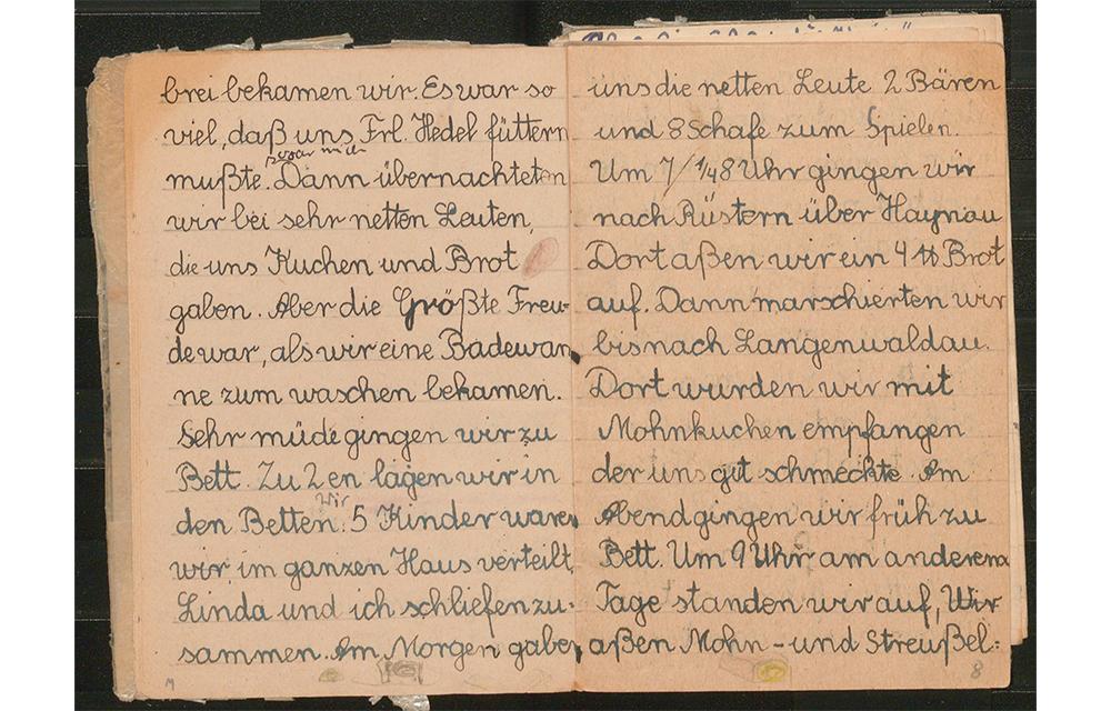 Heidi Nowrath hält ihre Erlebnisse ab dem 1. März 1943 in einem Tagebuch fest. Sie dokumentiert dabei das Flucht- und Kriegsgeschehen aus Sicht eines 11-jährigen Mädchens. In diesem Ausschnitt beschreibt sie ihre Freude über ein besonderes Essen. Fluchtgeschichten Nowrath 4