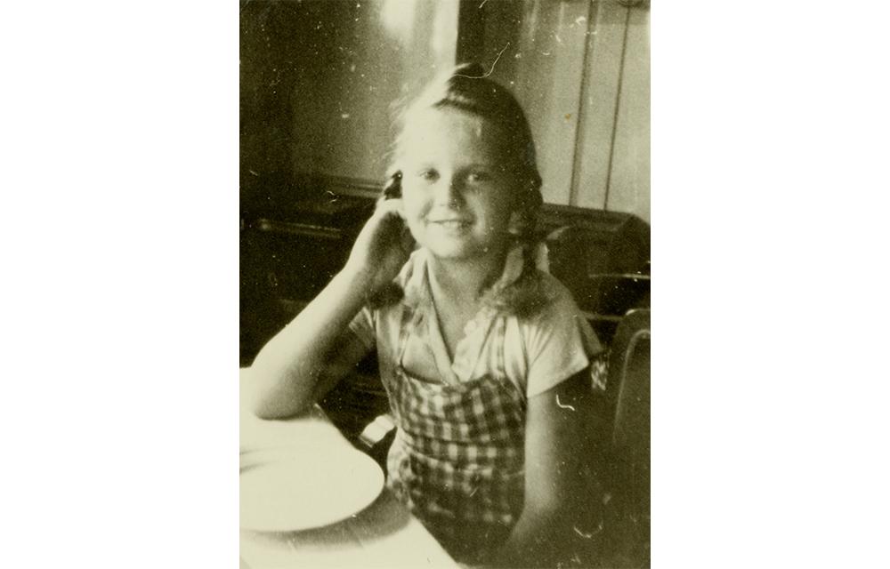 Astrid Paetsch fuhr im Alter von neun Jahren mit dem Frachtschiff Robert Möhring von Riga, wo sie seit 1941 wegen der Arbeit des Vaters lebte, nach Danzig. Im Anschluss flohen sie mit ihrer Mutter und ihrer Schwester zurück in ihre Heimat nach Fraustadt. Astrid Paetsch fuhr im Alter von neun Jahren mit dem Frachtschiff Robert Möhring von Riga, wo sie seit 1941 wegen der Arbeit des Vaters lebte, nach Danzig. Im Anschluss flohen sie mit ihrer Mutter und ihrer Schwester zurück in ihre Heimat nach Fraustadt.