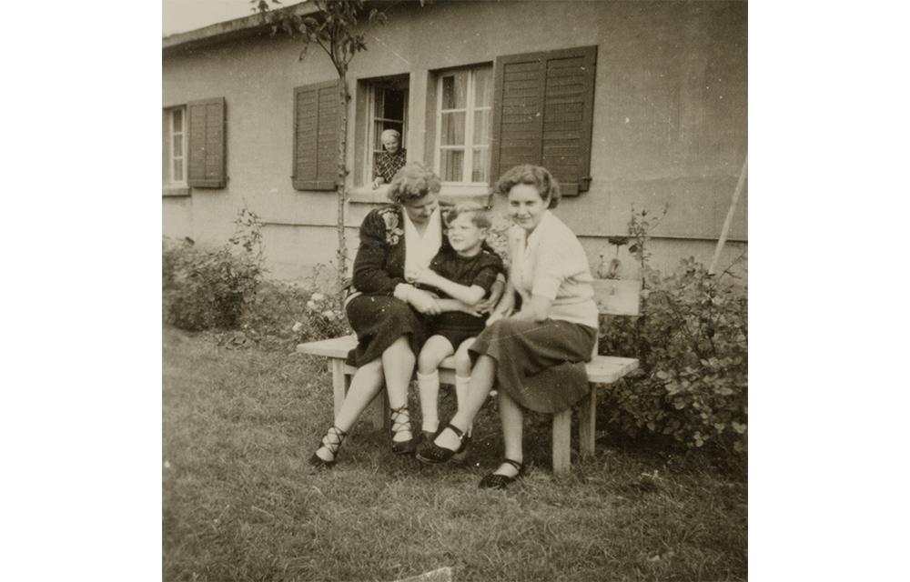 Die drei Paetsch-Kinder sitzen gemeinsam vor ihrer umgebauten Baracke in Salzgitter-Watenstedt, in der sie ab Dezember 1947 mit ihren Eltern, der Großmutter und dem Hausmädchen leben. Die drei Paetsch-Kinder sitzen gemeinsam vor ihrer umgebauten Baracke in Salzgitter-Watenstedt, in der sie ab Dezember 1947 mit ihren Eltern, der Großmutter und dem Hausmädchen leben.