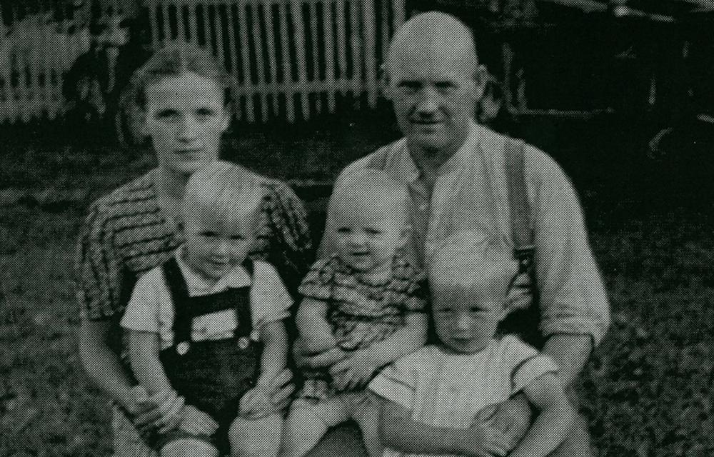 Das Bild zeigt die Familie Petereit um das Jahr 1941. Die Eltern Max und Thea leben mit ihren bis dahin drei Kindern auf ihrem Hof in Juschka-Budwethen. Bis nach Ende des Kriegs vergrößerte sich die Familie um drei weitere Kinder.