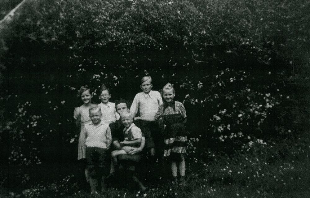 Max Petereit stirbt am 27. Februar 1946 in Geesthacht ohne seine Familie, die inzwischen auch im Nordwesten Deutschlands lebt, wiederzusehen, da der Briefkontakt schon im Januar abbrach. Thea wurde hier gemeinsam mit ihren Kindern in Niedersachsen um das Jahr 1948 fotografiert. Max Petereit stirbt am 27. Februar 1946 in Geesthacht ohne seine Familie, die inzwischen auch im Nordwesten Deutschlands lebt, wiederzusehen, da der Briefkontakt schon im Januar abbrach. Thea wurde hier gemeinsam mit ihren Kindern in Niedersachsen um das Jahr 1948 fotografiert.