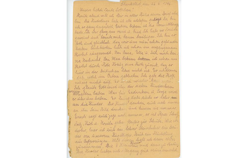 Thea Petereit berichtet im Jahr 1946 Charlotte Stöllger, der Schwester ihres Mannes, die sie durch das DRK wiederfand, von ihren aktuellen Lebensumständen. Sie schreibt ihr, dass die Familie ihren Mann Max vermisst, von dem sich nicht wissen, dass er zu diesem Zeitpunkt schon verstorben ist. Thea Petereit berichtet im Jahr 1946 Charlotte Stöllger, der Schwester ihres Mannes, die sie durch das DRK wiederfand, von ihren aktuellen Lebensumständen. Sie schreibt ihr, dass die Familie ihren Mann Max vermisst, von dem sich nicht wissen, dass er zu diesem Zeitpunkt schon verstorben ist.