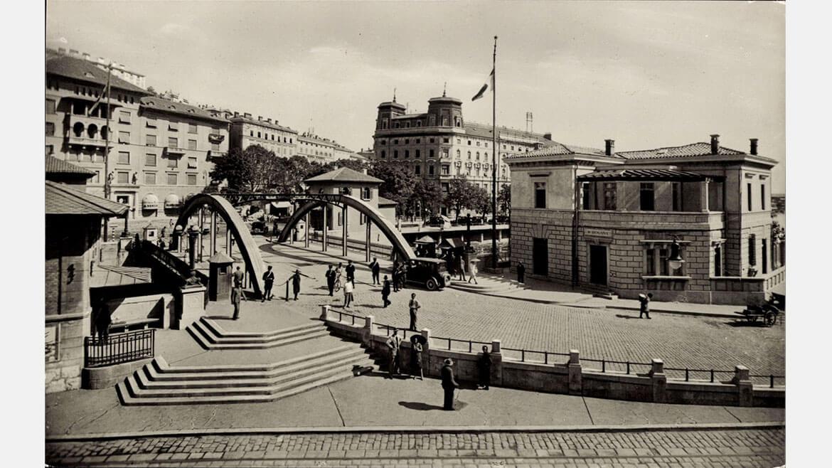 Fiume, um 1925: Nationale Spannungen prägten die Zeit zwischen den beiden Weltkriegen in Europa. Ein Beispiel ist das von Italienern und Kroaten bewohnte Rijeka, auf das sowohl Italien als auch das Königreich der Serben, Kroaten und Slowenen Anspruch erhoben. Kurzfristig zum „Freistaat Fiume“ erklärt, wurde die Stadt zum Schauplatz erbitterter Konflikte und 1924 endgültig vom faschistischen Italien annektiert. Nach dem Zweiten Weltkrieg flüchteten die meisten Italiener aus dem nunmehr jugoslawischen Rijeka. Fiume, um 1925: Nationale Spannungen prägten die Zeit zwischen den beiden Weltkriegen in Europa. Ein Beispiel ist das von Italienern und Kroaten bewohnte Rijeka, auf das sowohl Italien als auch das Königreich der Serben, Kroaten und Slowenen Anspruch erhoben. Kurzfristig zum „Freistaat Fiume“ erklärt, wurde die Stadt zum Schauplatz erbitterter Konflikte und 1924 endgültig vom faschistischen Italien annektiert. Nach dem Zweiten Weltkrieg flüchteten die meisten Italiener aus dem nunmehr jugoslawischen Rijeka.