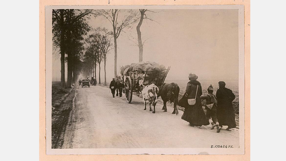 Foto von Belgischen Flüchtlingen, 1914: Nach dem Ausbruch des Ersten Weltkrieges 1914 setzen in ganz Europa Evakuierungen und Fluchtbewegungen ein, wie hier in Belgien. Über eine Million Menschen suchen Schutz in den benachbarten Niederlanden.