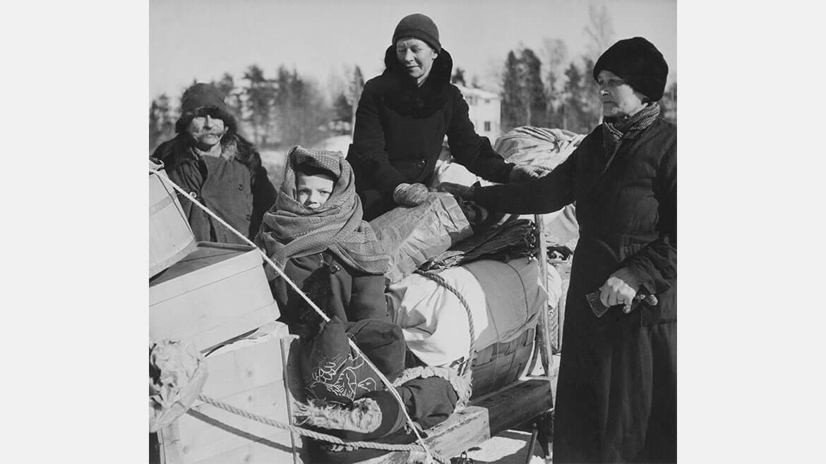 Karelische Flüchtlinge, 1940: Das beiderseits der finnisch-sowjetischen Grenze gelegene Karelien war im Zweiten Weltkrieg ein umkämpftes Gebiet. Während des von Stalin begonnenen Winterkrieges 1939/40 wurden rund 420.000 finnische Karelier evakuiert. 1941 kehrte ein Teil zurück, 1944 zwang eine Offensive der Sowjetunion abermals Hunderttausende Karelier zur diesmal endgültigen Flucht. Karelien wurde überwiegend der Sowjetunion zugeschlagen. Karelische Flüchtlinge, 1940: Das beiderseits der finnisch-sowjetischen Grenze gelegene Karelien war im Zweiten Weltkrieg ein umkämpftes Gebiet. Während des von Stalin begonnenen Winterkrieges 1939/40 wurden rund 420.000 finnische Karelier evakuiert. 1941 kehrte ein Teil zurück, 1944 zwang eine Offensive der Sowjetunion abermals Hunderttausende Karelier zur diesmal endgültigen Flucht. Karelien wurde überwiegend der Sowjetunion zugeschlagen.