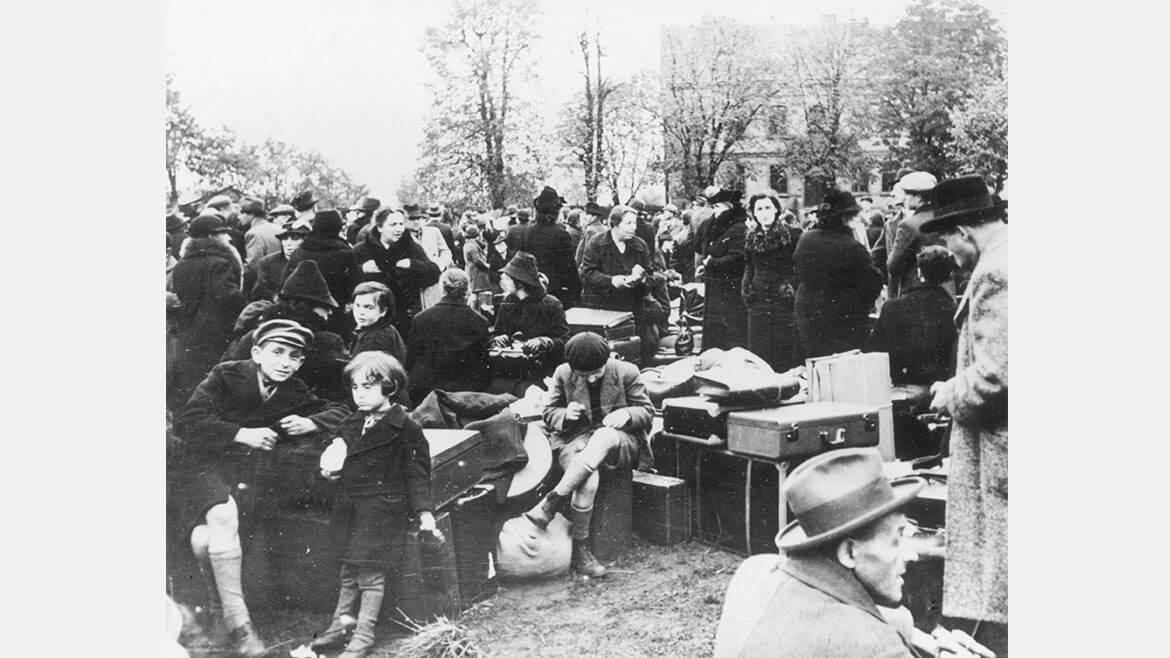 „Polenaktion“ 1938: Im Rahmen der sogenannten „Polenaktion“ am 28. und 29. Oktober 1938 wurden etwa 18.000 Juden polnischer Staatsangehörigkeit aus dem Deutschen Reich ausgewiesen. Diese antisemitisch motivierte Vertreibung gilt als der Auftakt zur Vernichtung der europäischen Juden. Viele Deportierte sammelten sich in dem damaligen Grenzort Bentschen. „Polenaktion“ 1938: Im Rahmen der sogenannten „Polenaktion“ am 28. und 29. Oktober 1938 wurden etwa 18.000 Juden polnischer Staatsangehörigkeit aus dem Deutschen Reich ausgewiesen. Diese antisemitisch motivierte Vertreibung gilt als der Auftakt zur Vernichtung der europäischen Juden. Viele Deportierte sammelten sich in dem damaligen Grenzort Bentschen.