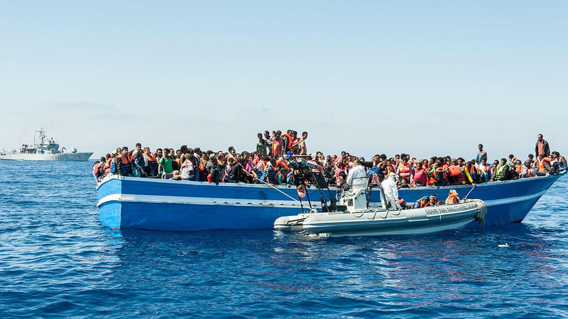 Seenotrettung der italienischen Küstenwache, 2015: Ein Schiff der italienischen Marine nimmt per Schlauchboot am 29. Mai 2015 etwa fünfzig Kilometer vor der libyschen Küste in internationalen Gewässern zahlreiche Flüchtlinge an Bord. Die Zahl der Menschen, die über die zentrale Mittelmeerroute nach Europa kommen, steigt stetig an. Viele Boote geraten bei ihrer Überfahrt auf offenem Meer in Seenot.