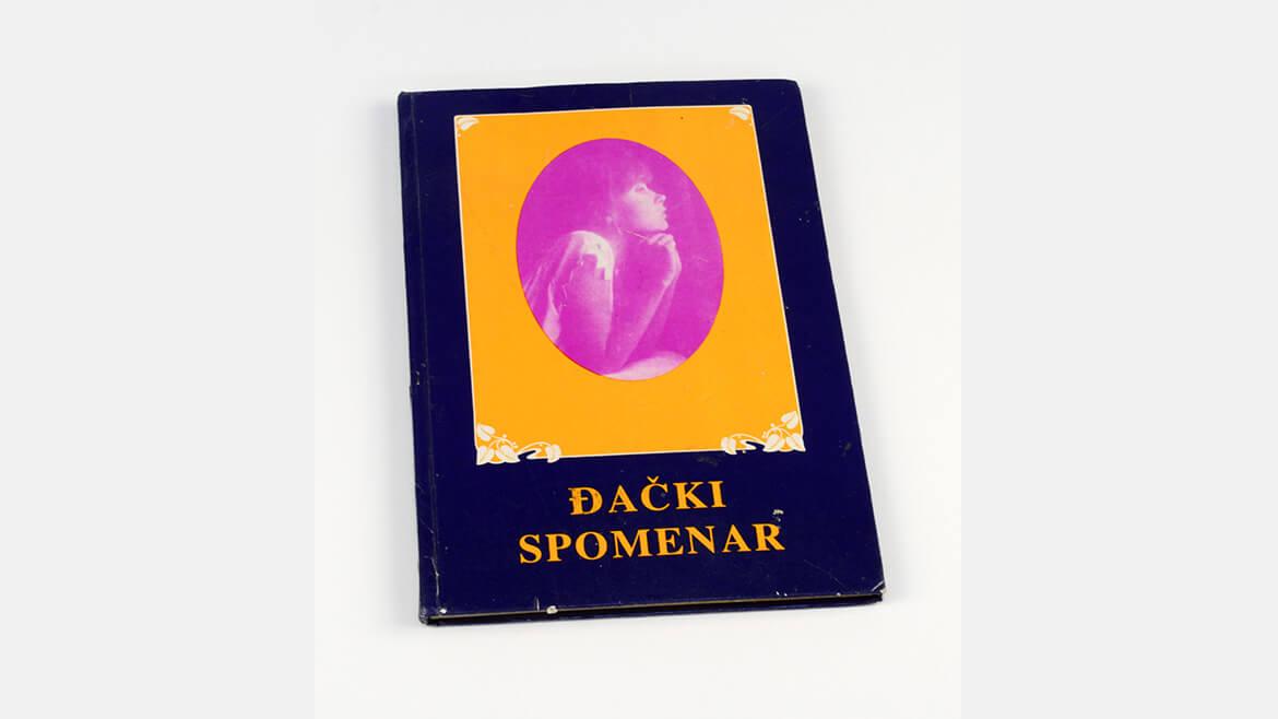 Poesiealbum Anita Dadic, 1990/91: Anita Dadic flieht 1991 mit ihrer Familie aus Bosnien, kurz bevor der Bürgerkrieg beginnt. Ihr Poesiealbum muss sie zurücklassen. Ein serbisches Mädchen findet es und führt es weiter. Jahrzehnte später trifft Anita Dadic eine ehemalige Nachbarin, die ihr das wiedergefundene Poesiealbum zurückgibt.