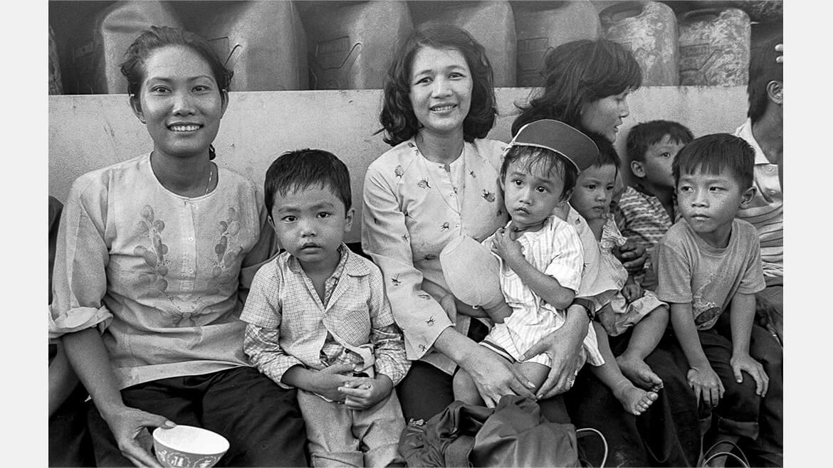 Bootsflüchtlinge auf der „Cap Anamur“, 1986: Der Vietnamkrieg endete 1975. Das siegreiche kommunistische Nordvietnam besetzt den südlichen Landesteil. Die folgende Willkürherrschaft, Umerziehungslager und der Krieg zwischen Vietnam und Kambodscha seit Ende 1978 veranlassten hunderttausende Vietnamesen zur Flucht. Etwa 250.000 Menschen verloren dabei ihr Leben, die meisten von ihnen ertranken im südchinesischen Meer. Das deutsche Schiff „Cap Anamur“ rettete zwischen 1979 und 1987 mehr als 10.000 sogenannter Boat People aus Seenot. Bootsflüchtlinge auf der „Cap Anamur“, 1986: Der Vietnamkrieg endete 1975. Das siegreiche kommunistische Nordvietnam besetzt den südlichen Landesteil. Die folgende Willkürherrschaft, Umerziehungslager und der Krieg zwischen Vietnam und Kambodscha seit Ende 1978 veranlassten hunderttausende Vietnamesen zur Flucht. Etwa 250.000 Menschen verloren dabei ihr Leben, die meisten von ihnen ertranken im südchinesischen Meer. Das deutsche Schiff „Cap Anamur“ rettete zwischen 1979 und 1987 mehr als 10.000 sogenannter Boat People aus Seenot.