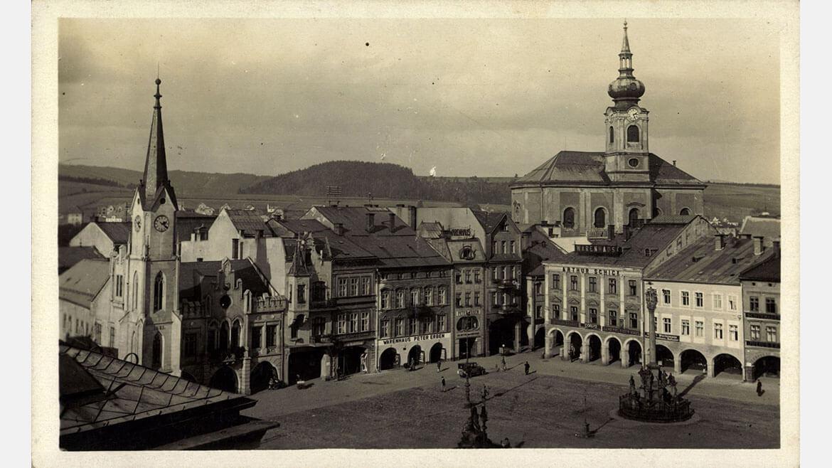 Trautenau/Trutnov, um 1930: In zahlreichen heute tschechischen Städten wohnten vor 1945 mehrheitlich Deutsche, wie etwa in Trautenau im böhmischen Riesengebirge. Der Ringplatz mit den markanten Laubengängen prägt noch immer das Stadtbild. Trautenau/Trutnov, um 1930: In zahlreichen heute tschechischen Städten wohnten vor 1945 mehrheitlich Deutsche, wie etwa in Trautenau im böhmischen Riesengebirge. Der Ringplatz mit den markanten Laubengängen prägt noch immer das Stadtbild.