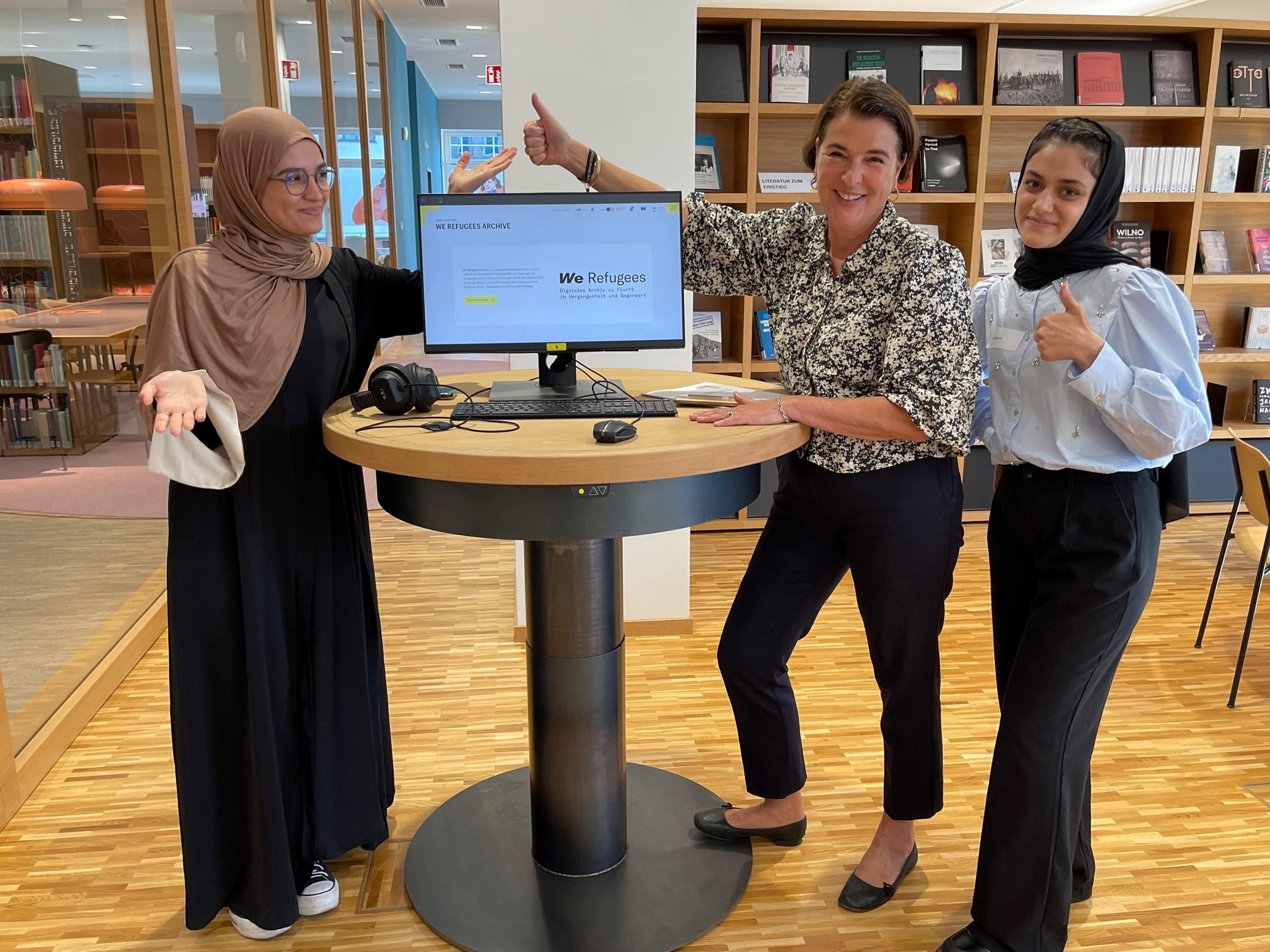 drei lächelnde Frauen