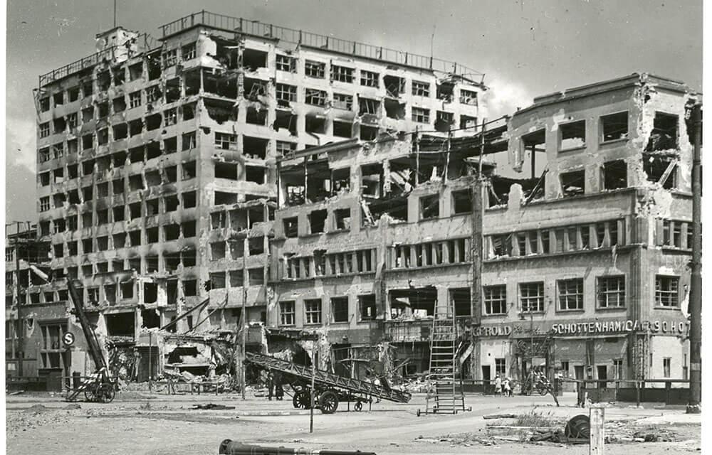 Blick auf das zerstörte Europahaus, nach 1945