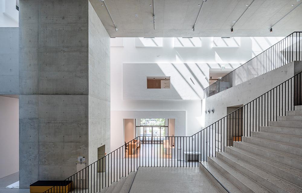 Blick von der Treppe in das Foyer