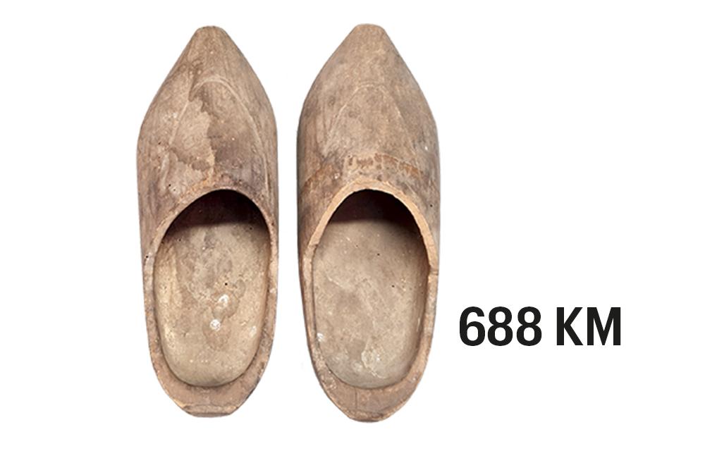 Diese Holzschuhe gehörten der Familie Unger, die in Tevel (Ungarn) ein großes Bauerngut besaß. Ihre Vorfahren hatten sich in den 1730er Jahren dort niedergelassen und kamen ursprünglich aus dem badischen Raum. Die 5-köpfige Familie bestehend aus Großeltern, Eltern und Sohn wurde im März 1948 aus Tevel vertrieben. Nach einer mehrtägigen Reise in Güterwaggons erreichte die Familie die Stadt Pirna und wurde dort zunächst in einer ehemaligen Kaserne untergebracht bevor sie anschließend in Sachsen und Sachsen-Anhalt verteilt wurden. Holzschuhe, 688 Kilometer Fluchtroute
