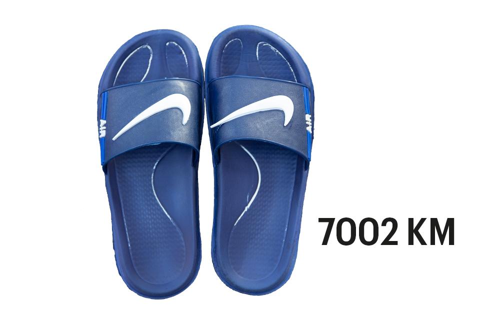 Blaue Badeschuhe, 7002 Kilometer Fluchtroute