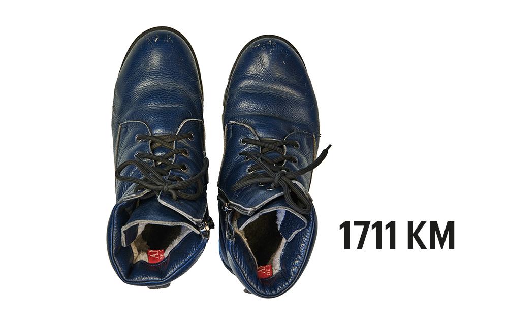 Blaue Schnürschuhe, 1711 Kilometer Fluchtroute