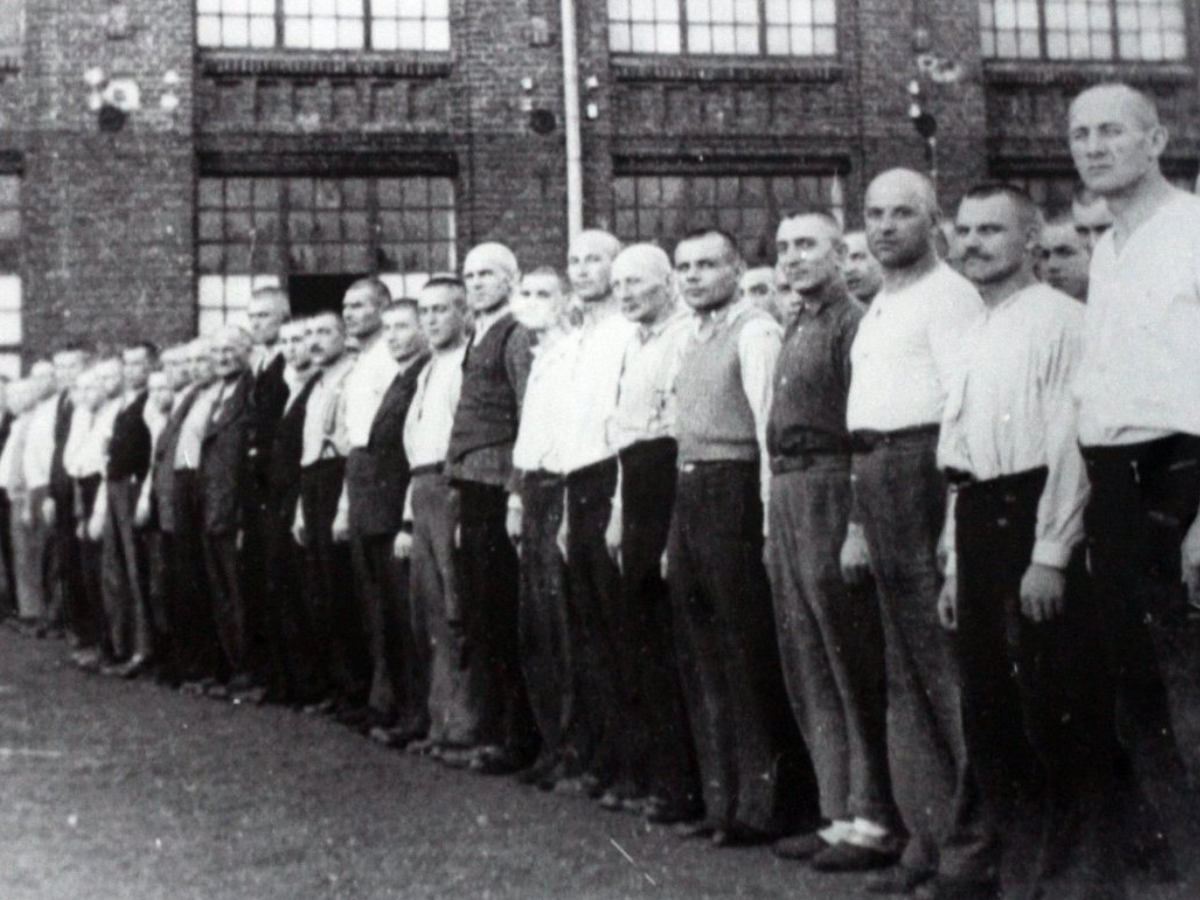 Doch zuvor verüben die deutschen Besatzer ein grausames Massaker: In der Nacht vom 17. auf den 18. Januar erschießen SS und Polizei bis zu 1.500 polnische Häftlinge im Gefängnis von Radogoszcz, viele verbrennen in den Flammen, als das Gebäude angezündet wird.