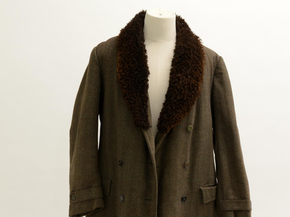 Um ihn vor der eisigen Kälte zu schützen, hüllt ihn seine Mutter in einen Fellmantel und rettet ihm vermutlich damit das Leben.