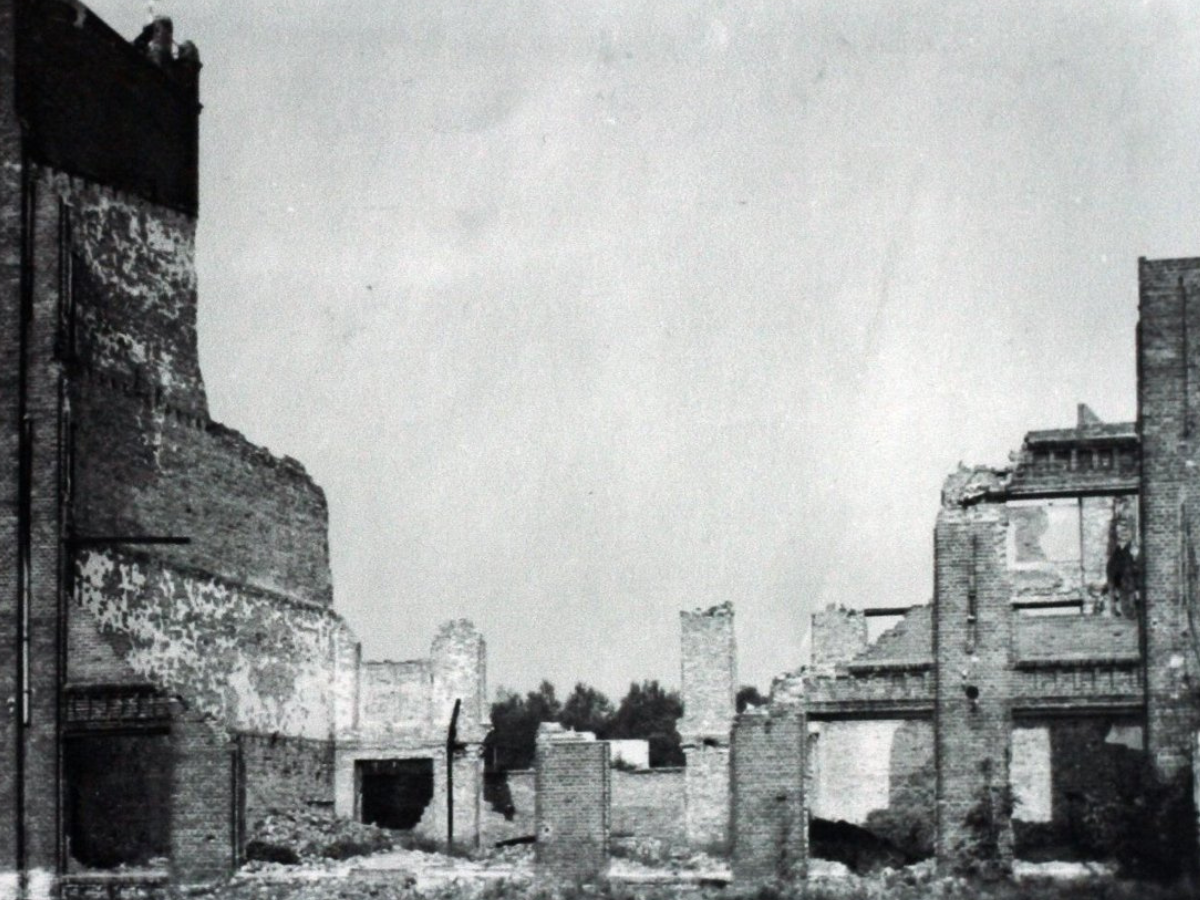 „Einige Tage nach der Befreiung von Lodz durch die sowjetische Armee ging ich mit meiner Mutter in das noch rauchende Gefängnis Radogoszcz, um die Leiche meines Vaters zu finden. Ich sah dort im Gefängnishof eine Menge Leichen, vor allem unter den Trümmern des Gefängnisgebäudes.“