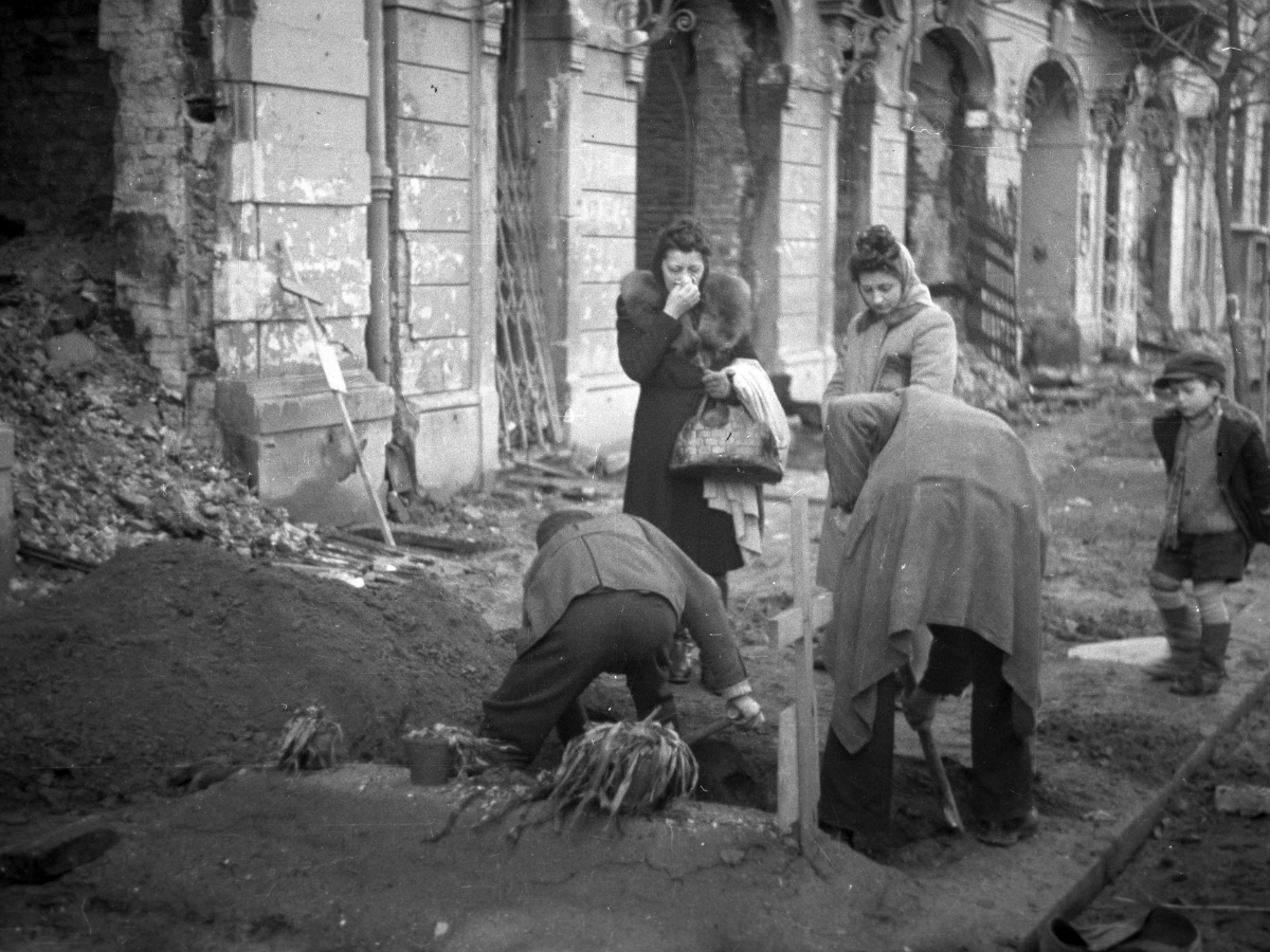 Exhumierung von am Straßenrand begrabenen Kriegsopfern, Warschau, 1945