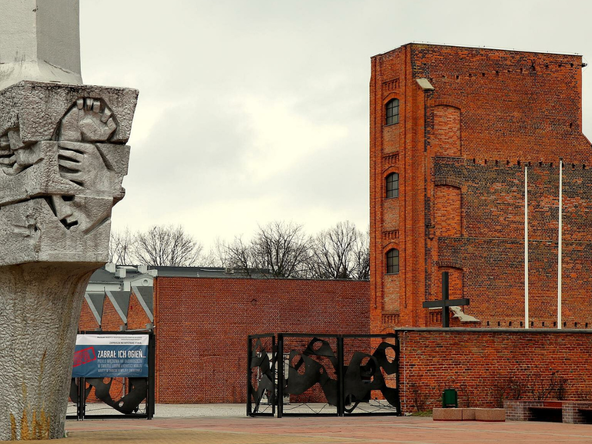 Unter den Opfern ist auch Edmund Godzwan. Seine Tochter, Maria Iwona Kmiec, sucht mit ihrer Mutter nach den Überresten des Vaters. Heute erinnert ein Mahnmal an das grausame Ende der deutschen Besatzung in Lodz.