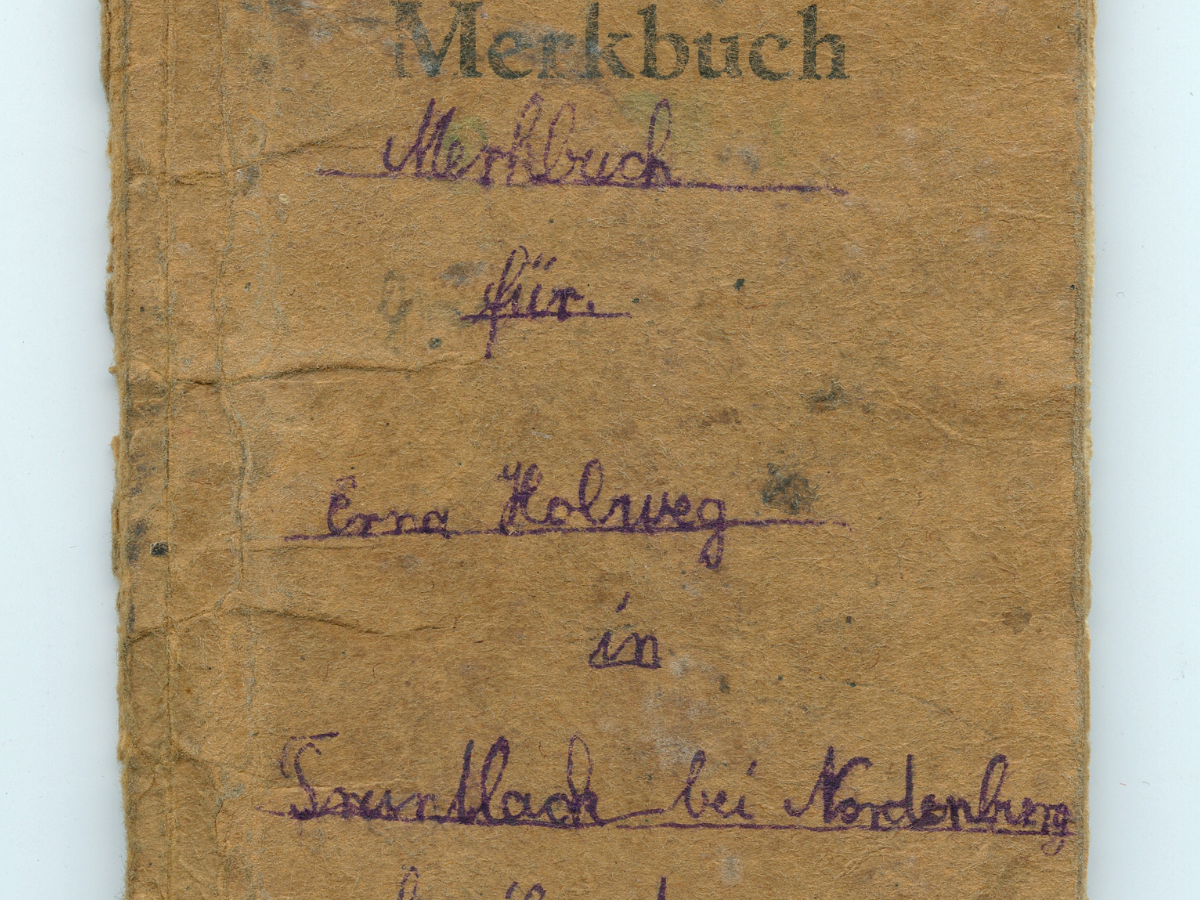 Am 9. März stoßen sie auf sowjetische Soldaten. Erst nach drei Jahren schwerer Entbehrung und Zwangsarbeit kann Erna 1948 Ostpreußen verlassen. Einem kleinen Notizbuch vertraut sie die Schrecken jener Jahre an.