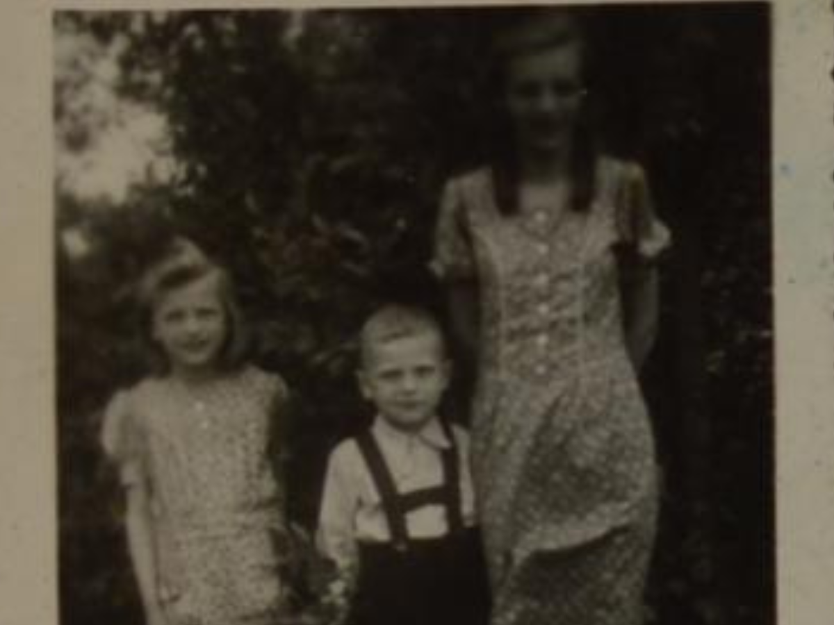 Eitel kommt mit seinen Geschwistern in ein Kinderheim und wird erst 1946 mit seinem Vater wieder vereint. 