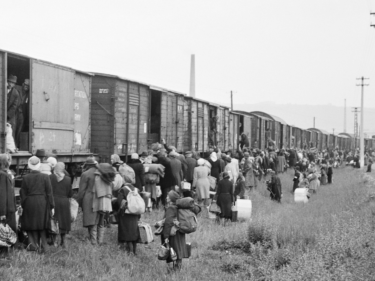Ungarische Umsiedler aus der Slowakei beim Beladen eines Eisenbahnwaggons.