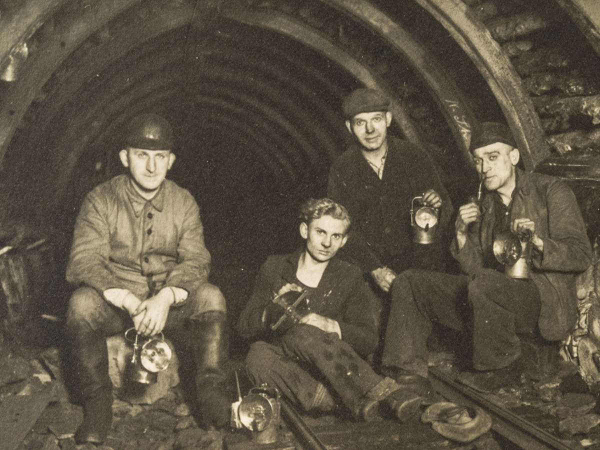 75 Jahre später begibt sich Enkel Damian Heinisch auf Spurensuche. Auf einem Bild aus Oberschlesien unter Tage ist sein Großvater ganz links zu sehen.