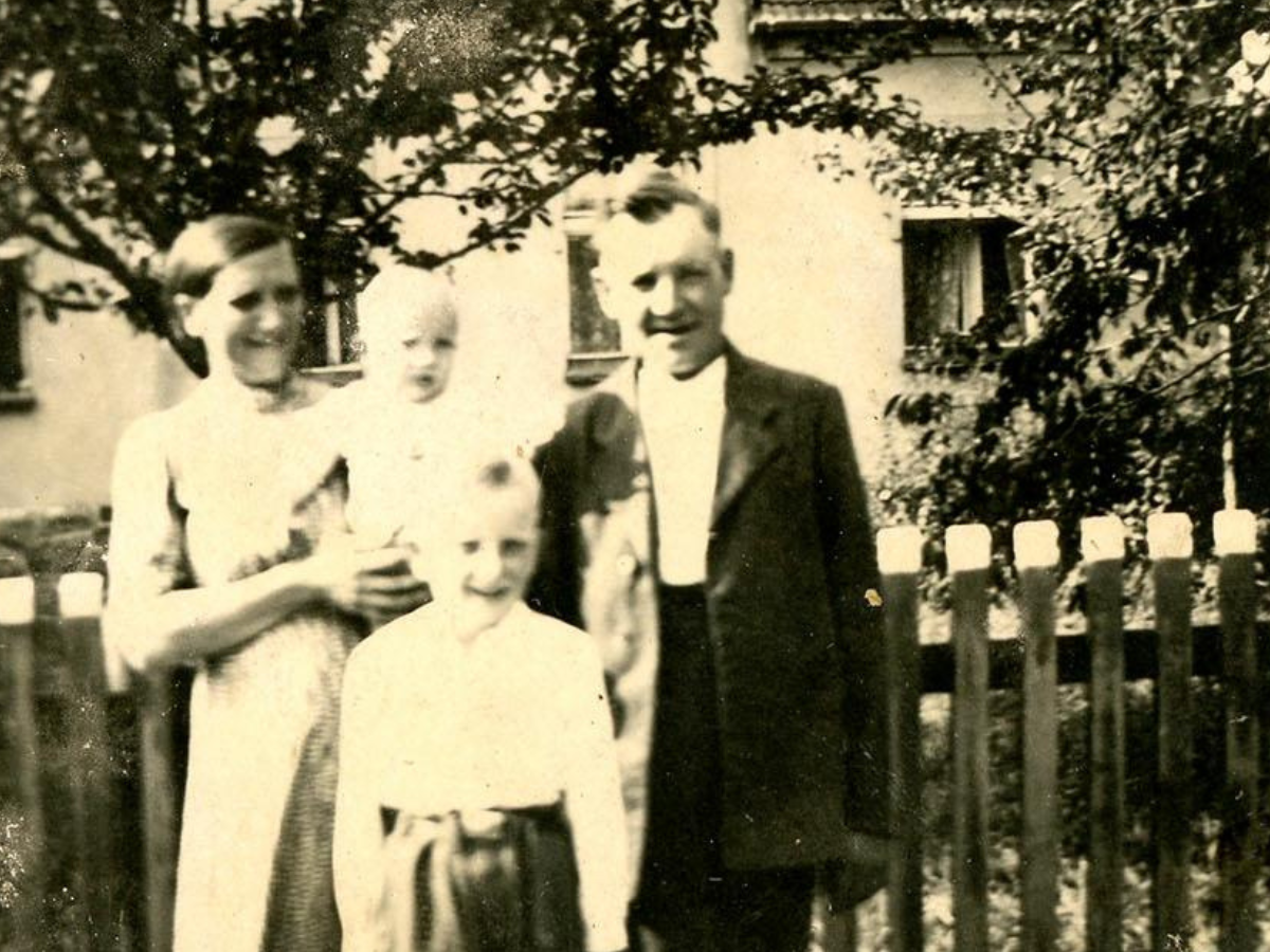Im Frühjahr 1945 fliehen unzählige Menschen aus Ostpreußen, Pommern, der Neumark und Schlesien vor der heranrückenden Front. Die Flucht verläuft oft überstürzt und chaotisch – viele Familien werden dabei auseinandergerissen. Auch die Familie von Hans Schiller wird auf der Flucht getrennt.